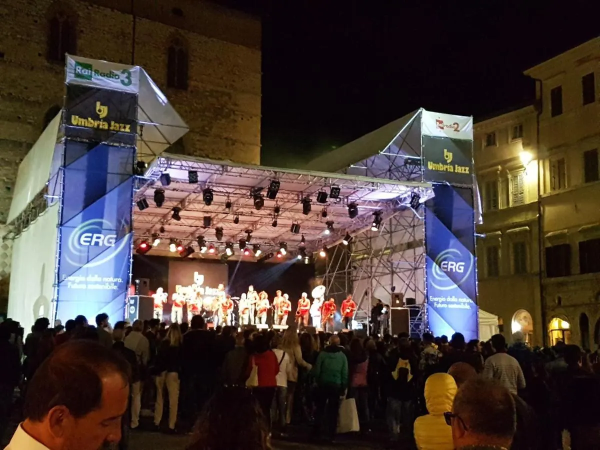 Maison Mavu: Central Stay with Fiber Wi-Fi, Near Jazz Arena Perugia Apartment